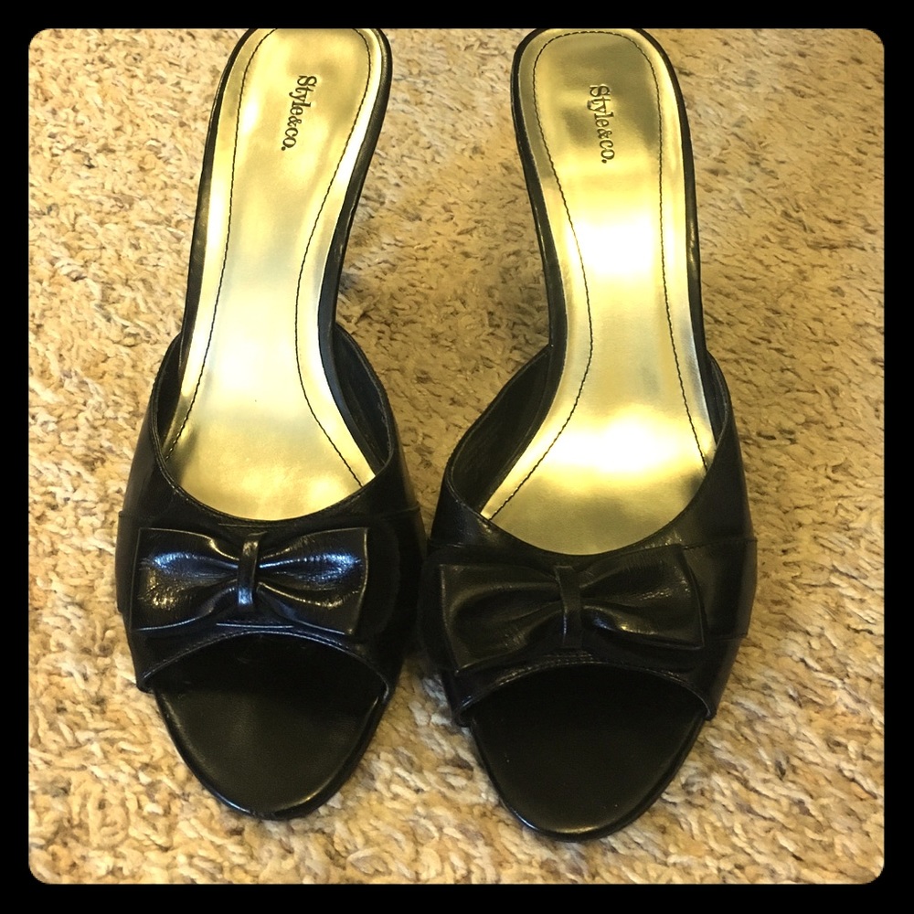 Storable black bow heeled shoes